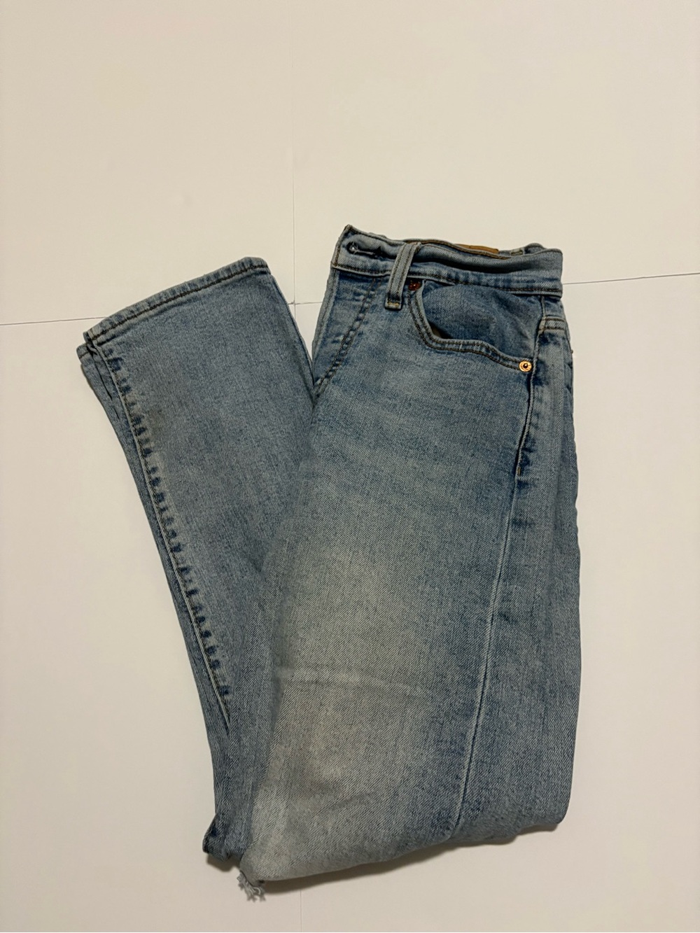 Levi’s Wedgie Straight Distressed Jeans Size 27 Light Wash 28x26.5